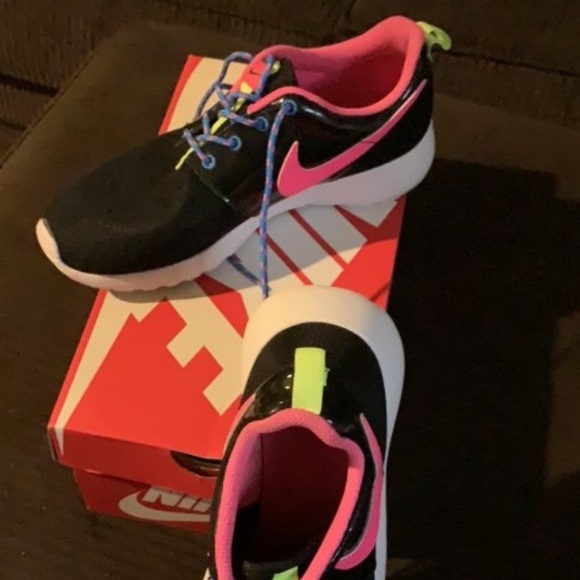 Nike Shoes - Nike Roshe